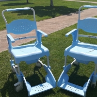 Mejoran la accesibilidad a la piscina de Navalmoral con sillas adaptadas