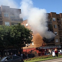 Rescatado por el balcón tras incendiarse su casa