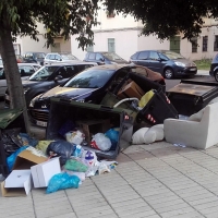 HUELGA EN LA BASURA: La Policía encuentra a 9 empleados de la limpieza volcando contenedores