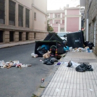 HUELGA EN LA BASURA: Los senegaleses limpian y los vándalos ensucian Badajoz