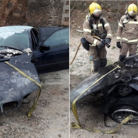 Los Bomberos actúan tras incendiarse un coche en un garaje