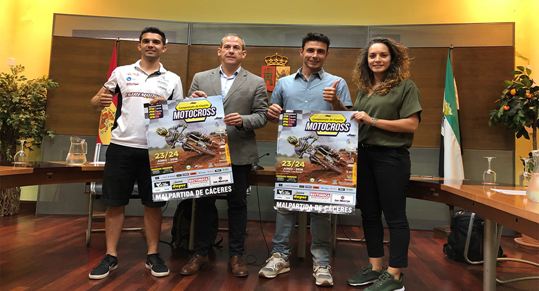 La élite del motocross compite en Malpartida de Cáceres