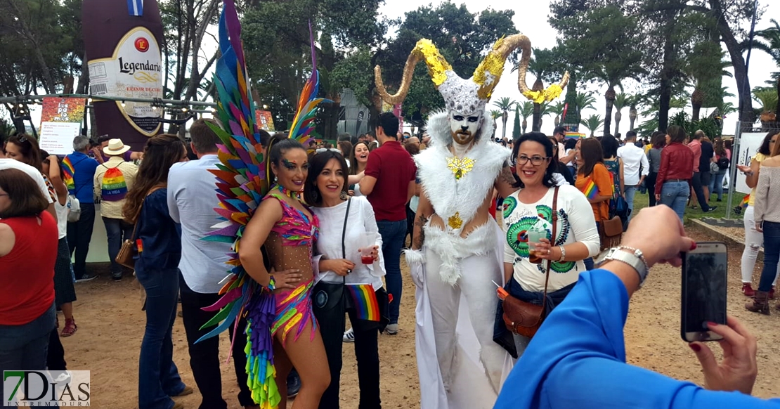 Miles de personas van llegando a los escenarios de Los Palomos