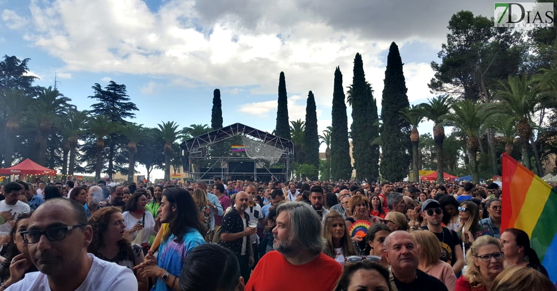 Miles de personas van llegando a los escenarios de Los Palomos