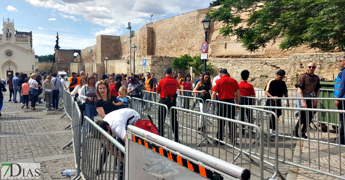 Miles de personas van llegando a los escenarios de Los Palomos