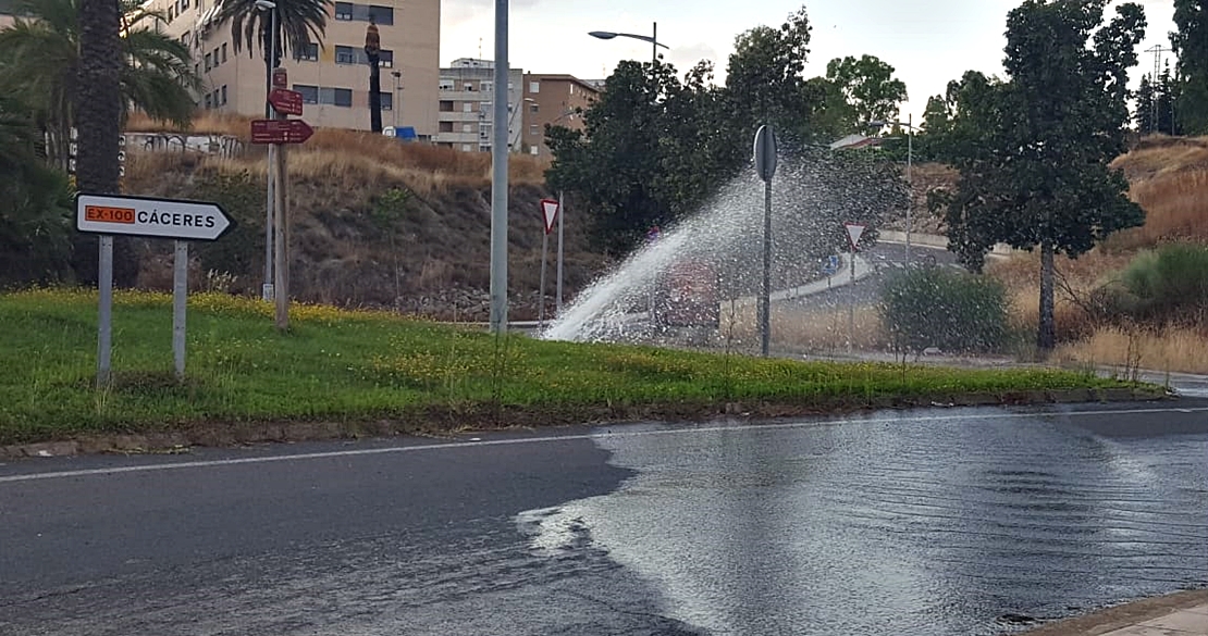 Reventón en la rotonda del Puente de la Autonomía