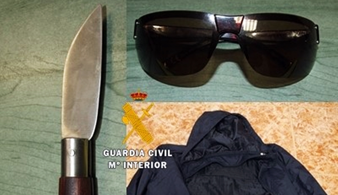 Un navajero en libertad condicional atraca dos tiendas