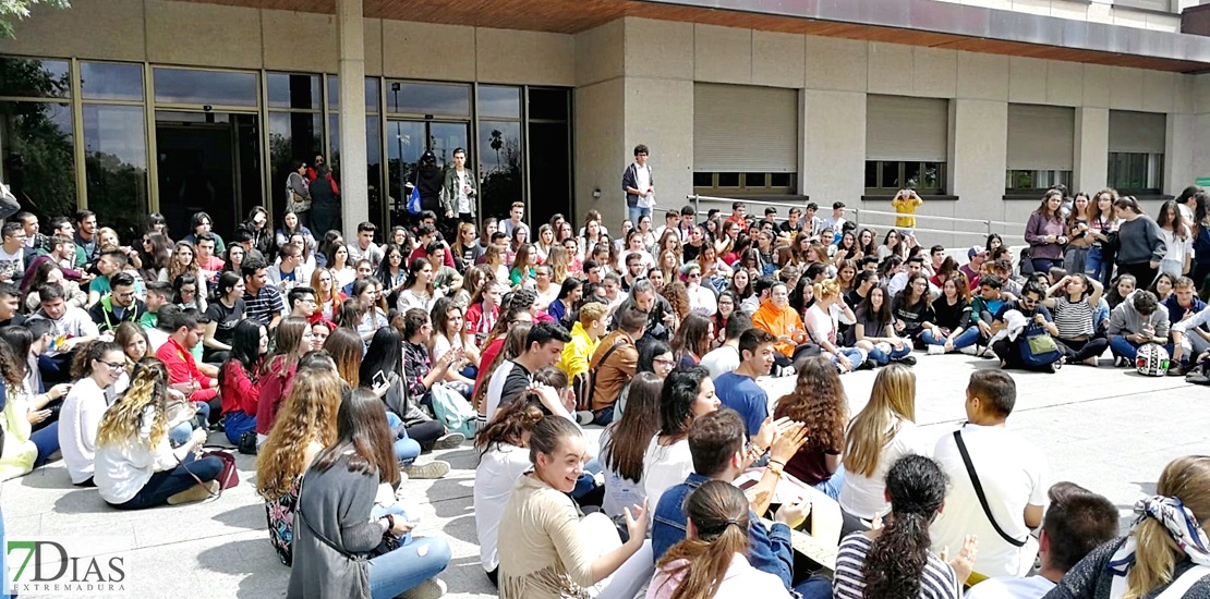 &quot;Queremos dimisión y no repetición&quot; gritan los estudiantes