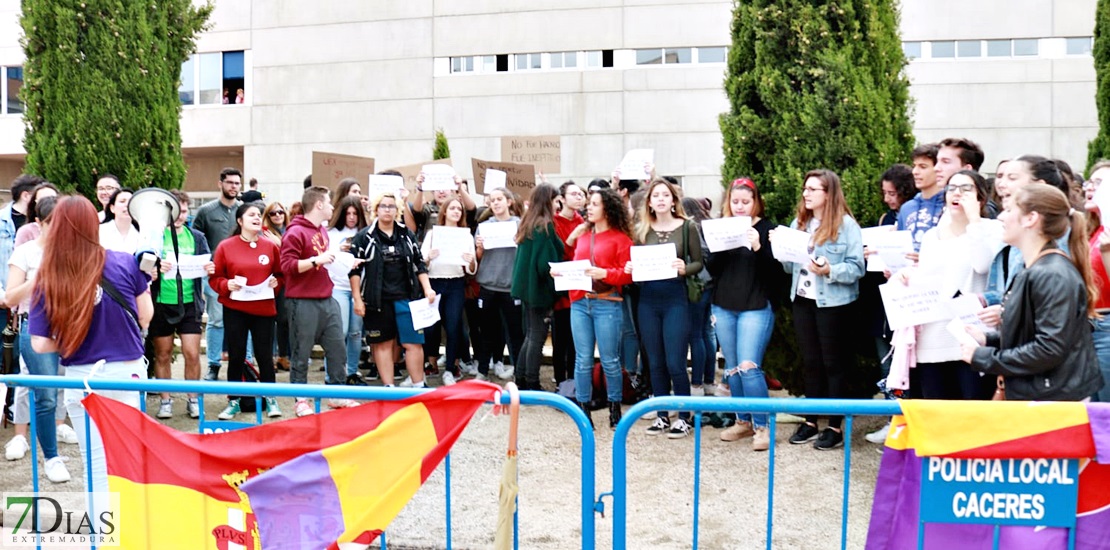 &quot;Queremos dimisión y no repetición&quot; gritan los estudiantes