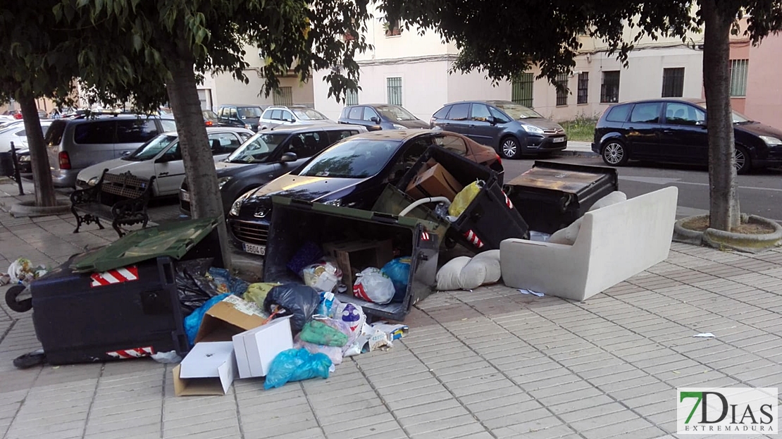 HUELGA EN LA BASURA: La Policía encuentra a 9 empleados de la limpieza volcando contenedores