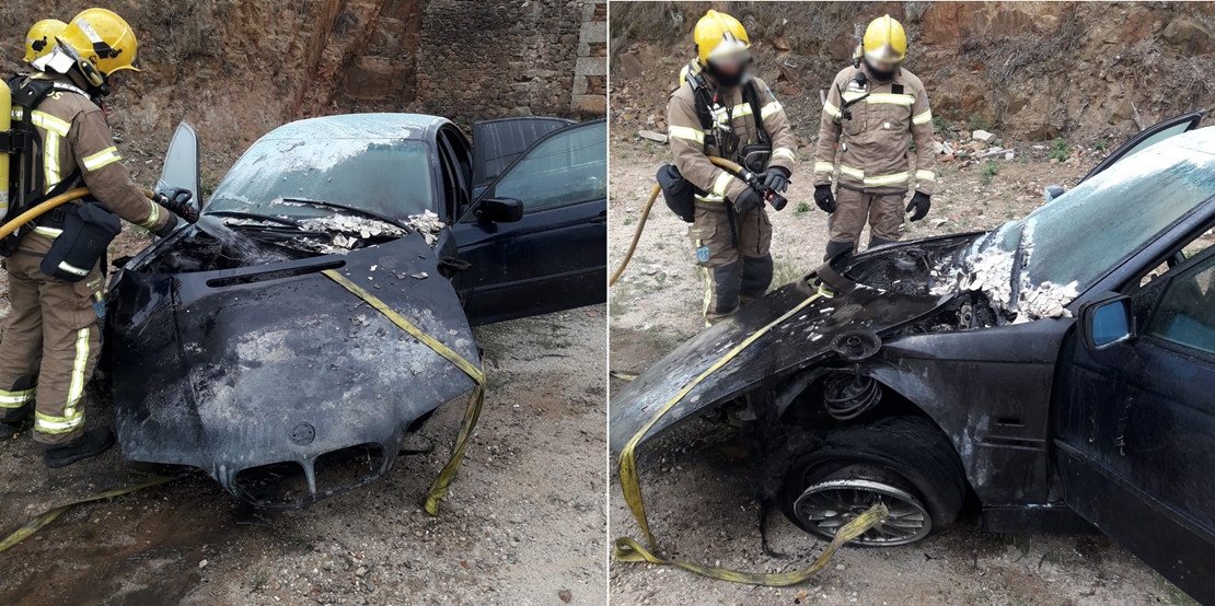 Los Bomberos actúan tras incendiarse un coche en un garaje