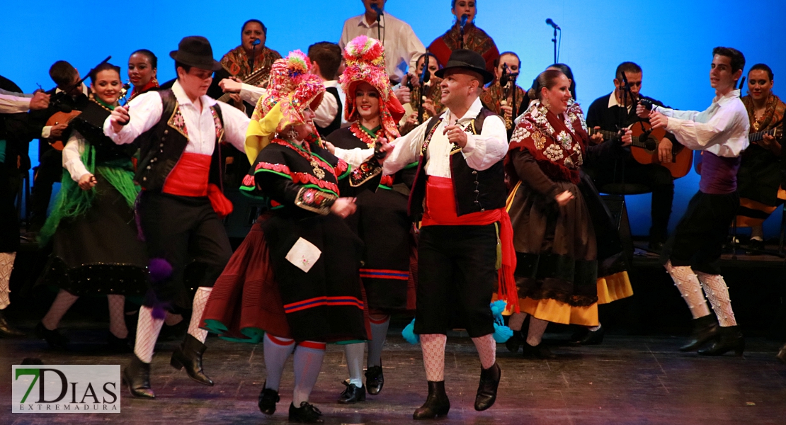 El folklore del mundo deja un espectáculo de ritmos, colores y danzas en el López de Ayala