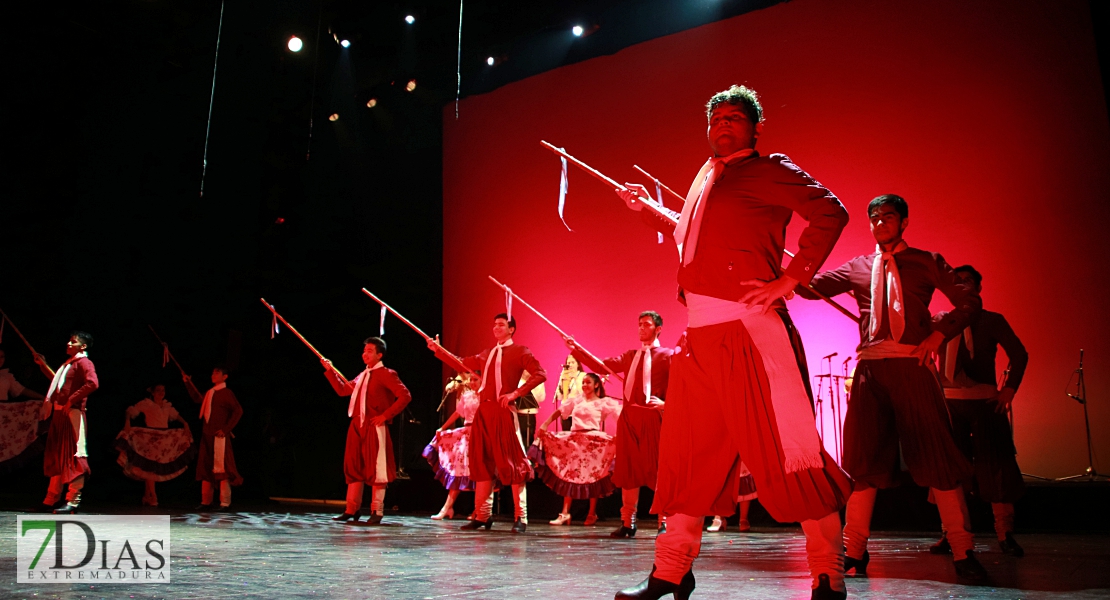 El folklore del mundo deja un espectáculo de ritmos, colores y danzas en el López de Ayala