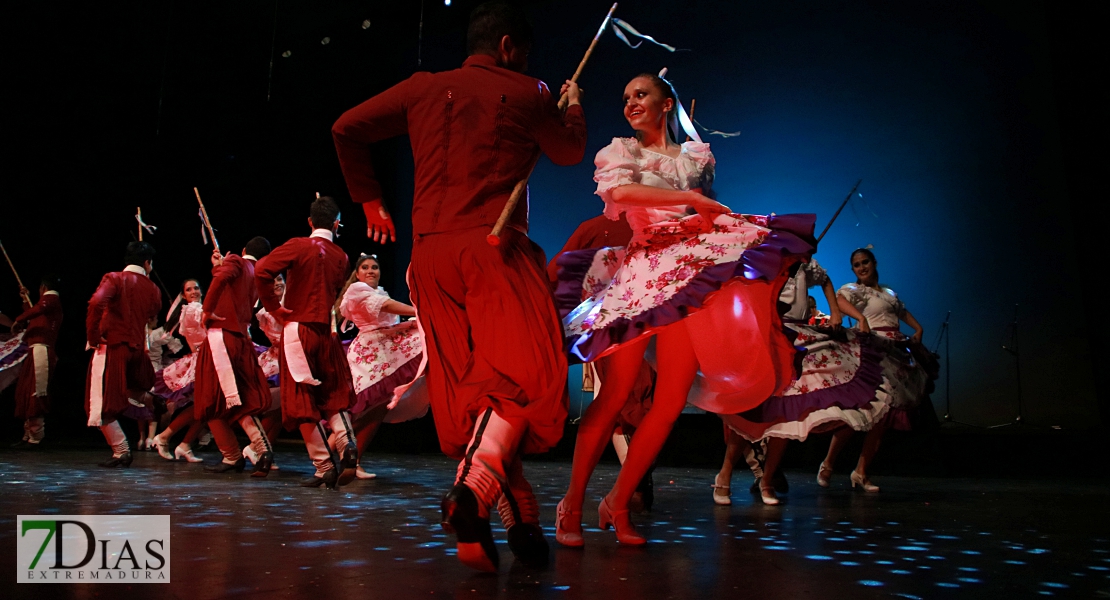 El folklore del mundo deja un espectáculo de ritmos, colores y danzas en Badajoz