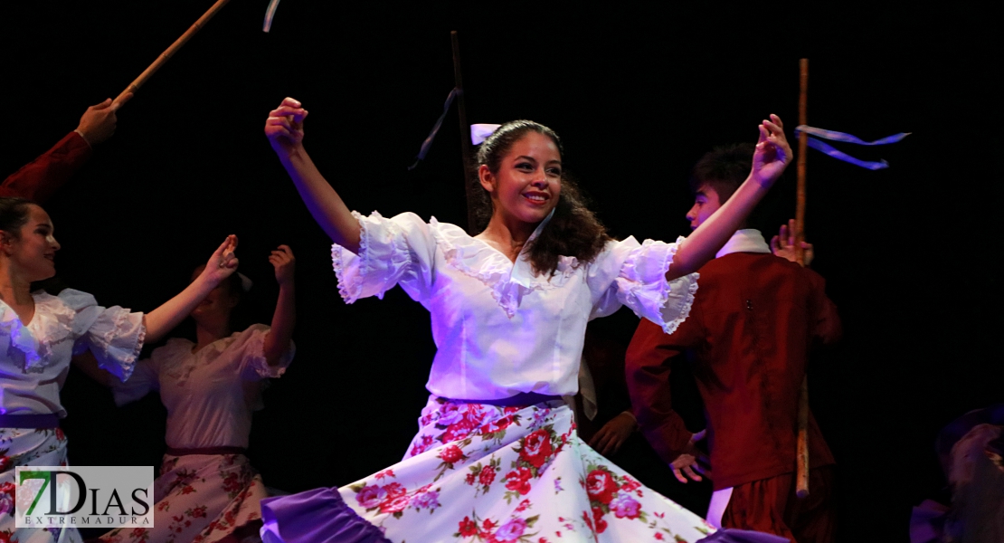 El folklore del mundo deja un espectáculo de ritmos, colores y danzas en el López de Ayala