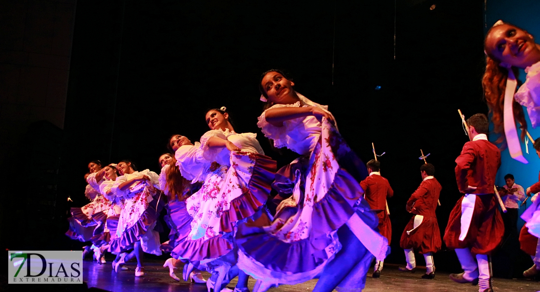 El folklore del mundo deja un espectáculo de ritmos, colores y danzas en el López de Ayala