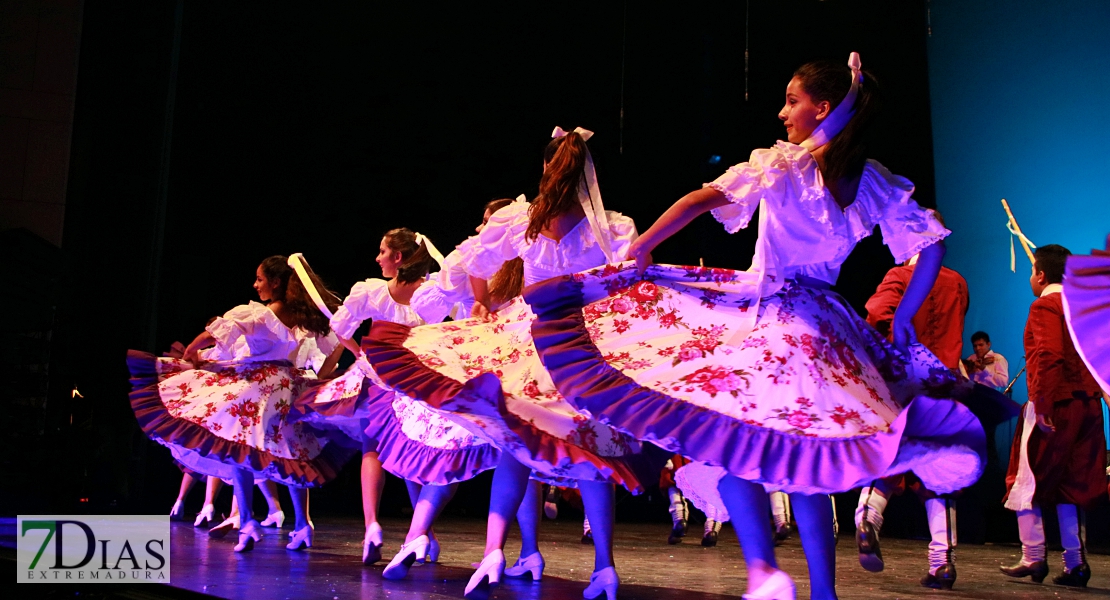 El folklore del mundo deja un espectáculo de ritmos, colores y danzas en el López de Ayala