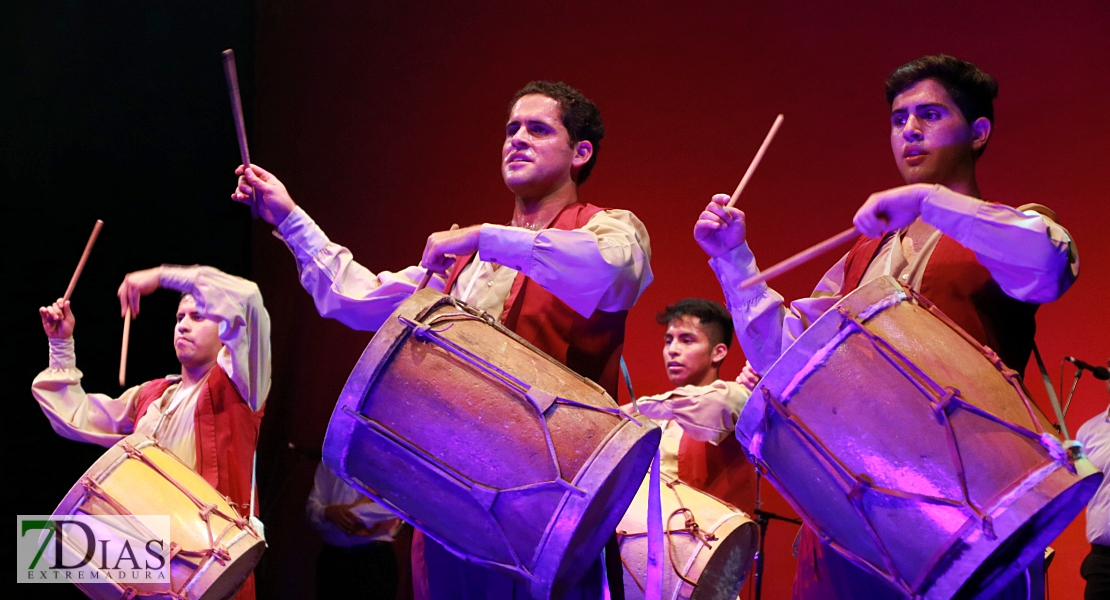 El folklore del mundo deja un espectáculo de ritmos, colores y danzas en el López de Ayala