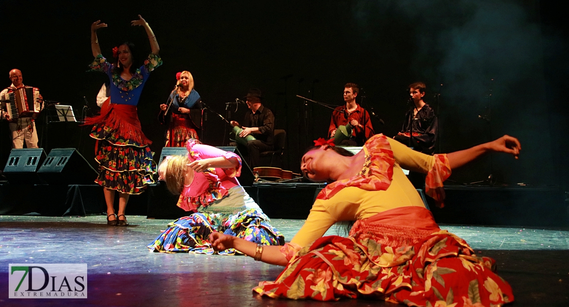 El folklore del mundo deja un espectáculo de ritmos, colores y danzas en el López de Ayala