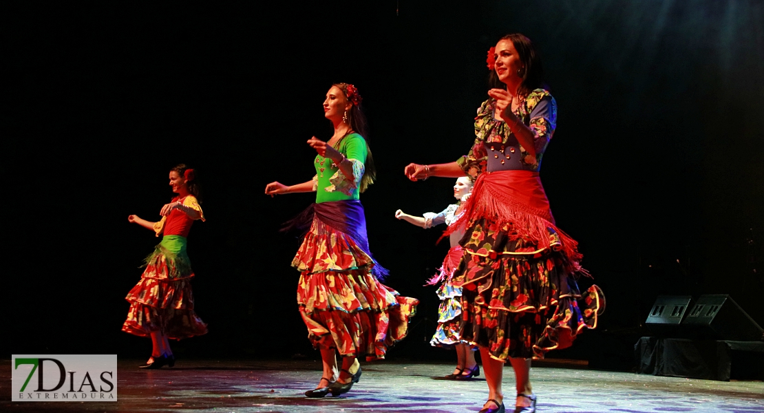 El folklore del mundo deja un espectáculo de ritmos, colores y danzas en el López de Ayala