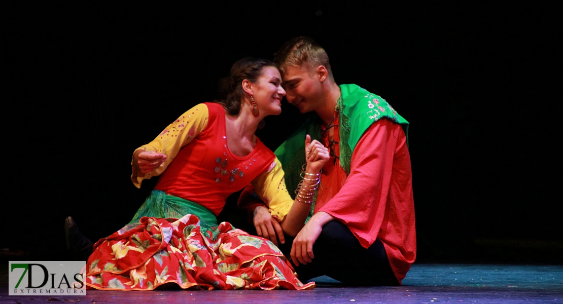 El folklore del mundo deja un espectáculo de ritmos, colores y danzas en el López de Ayala