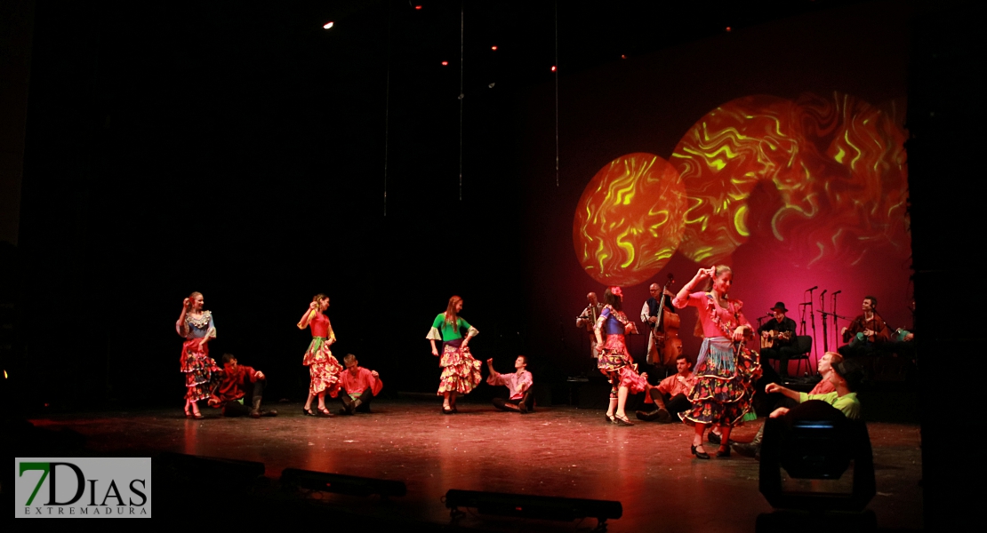 El folklore del mundo deja un espectáculo de ritmos, colores y danzas en el López de Ayala