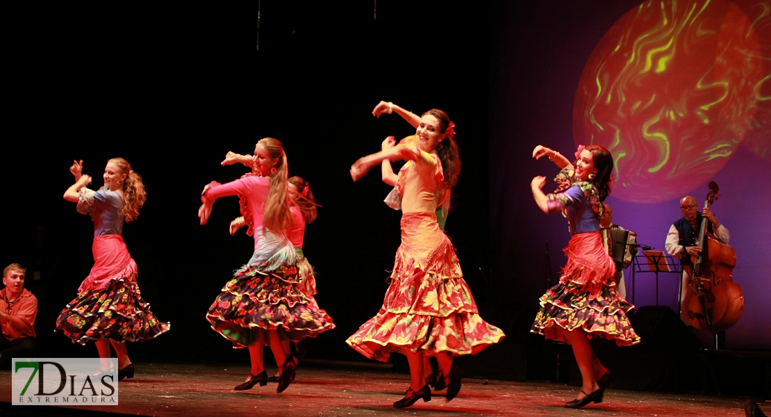 El folklore del mundo deja un espectáculo de ritmos, colores y danzas en el López de Ayala