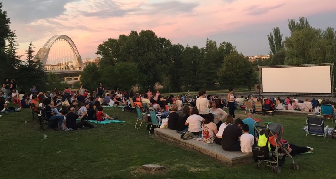 Los emeritenses disfrutan del cine al aire libre