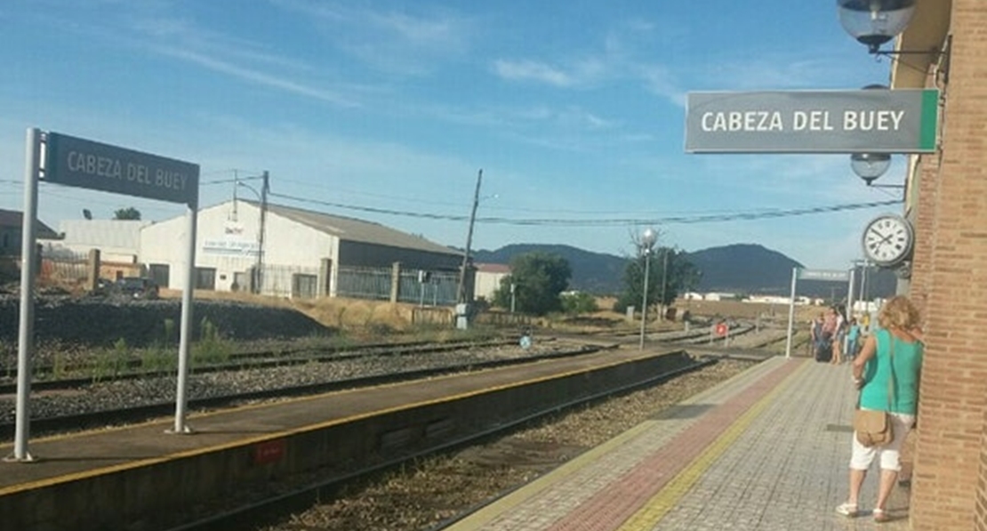 Adif mejora en la vía convencional entre Cabeza del Buey y Castuera