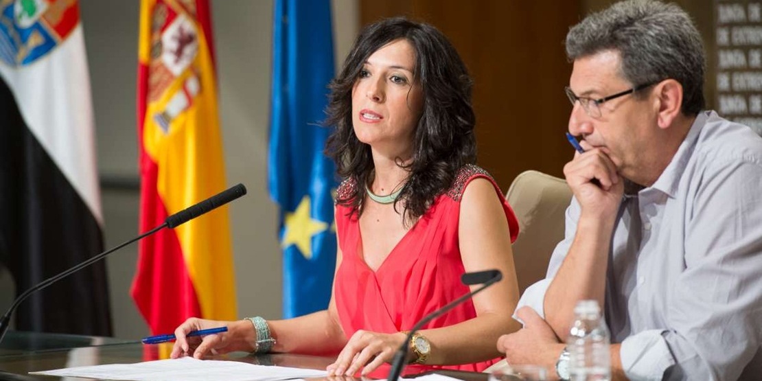 La consejera dice que las mujeres son las protagonistas de la bajada del paro