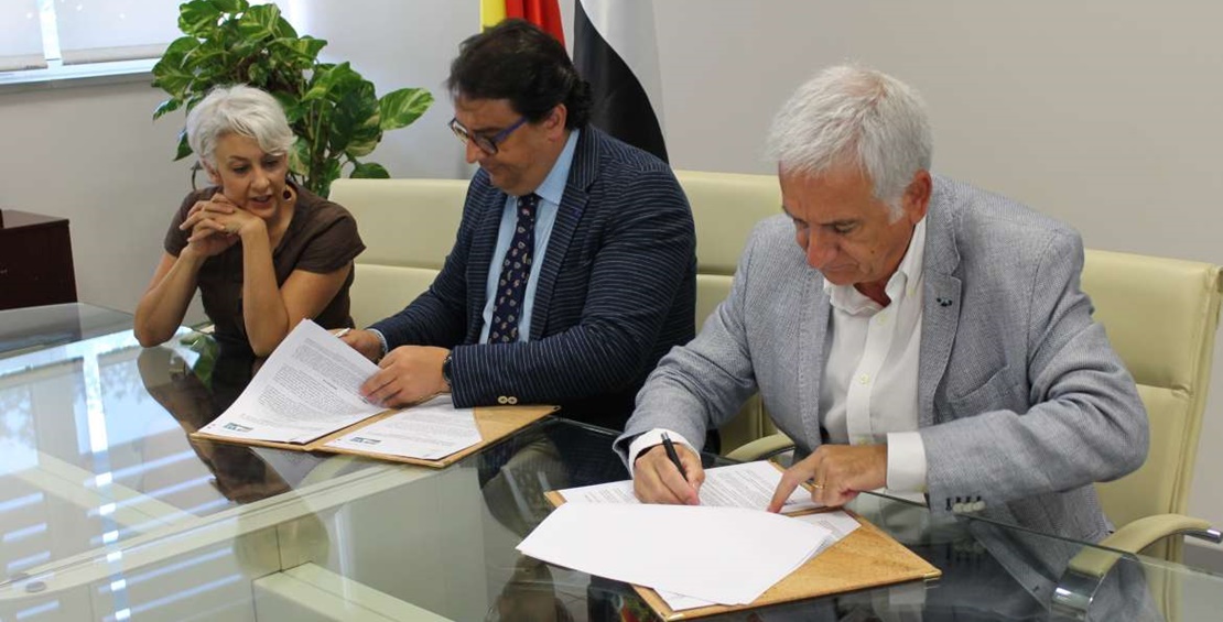 La Junta renueva los convenios con los colegios de arquitectos y de aparejadores