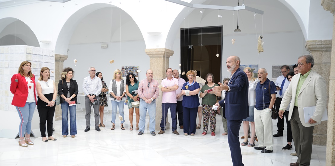 La asamblea acoge una exposición del camino Mozárabe