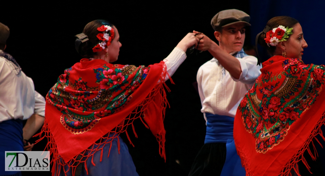 El folklore del mundo deja un espectáculo de ritmos, colores y danzas en el López de Ayala