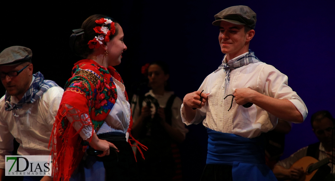 El folklore del mundo deja un espectáculo de ritmos, colores y danzas en el López de Ayala