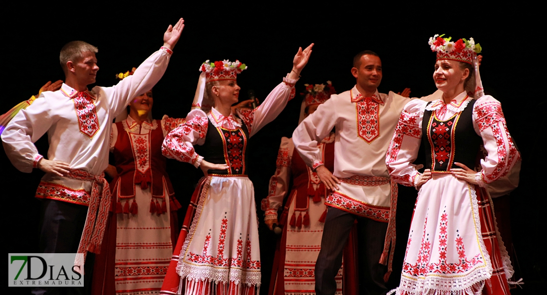El folklore del mundo deja un espectáculo de ritmos, colores y danzas en el López de Ayala