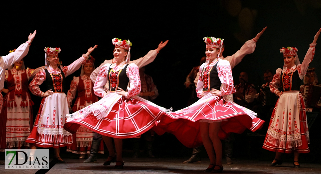 El folklore del mundo deja un espectáculo de ritmos, colores y danzas en el López de Ayala