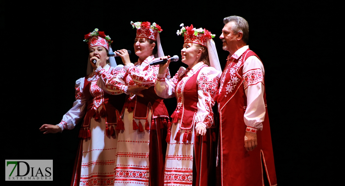 El folklore del mundo deja un espectáculo de ritmos, colores y danzas en el López de Ayala