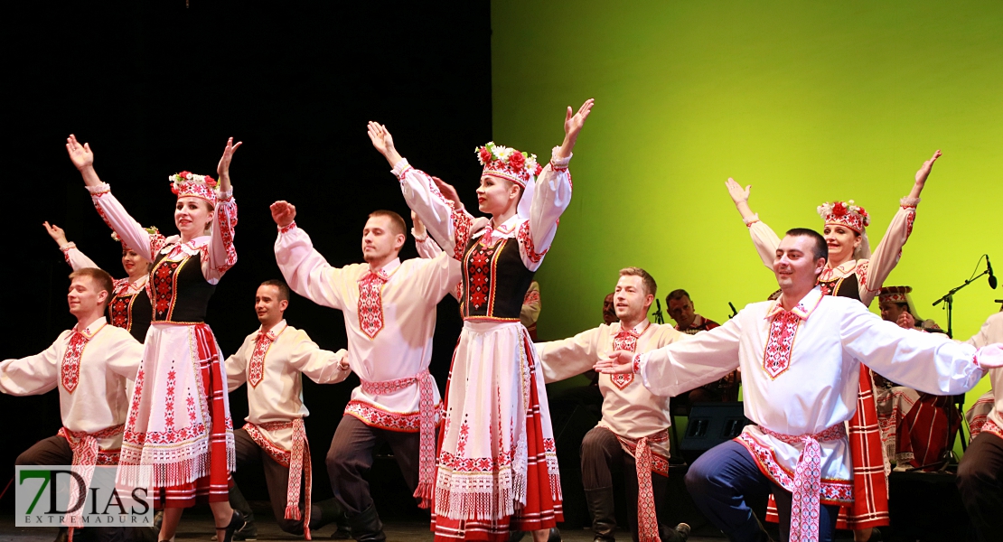 El folklore del mundo deja un espectáculo de ritmos, colores y danzas en el López de Ayala