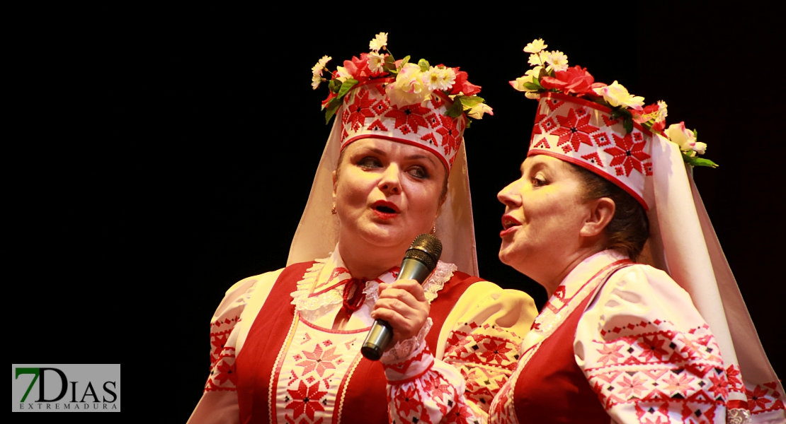 El folklore del mundo deja un espectáculo de ritmos, colores y danzas en el López de Ayala