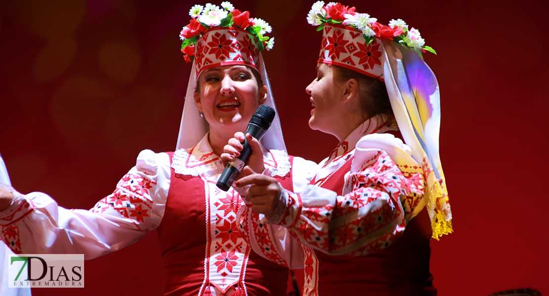 El folklore del mundo deja un espectáculo de ritmos, colores y danzas en el López de Ayala