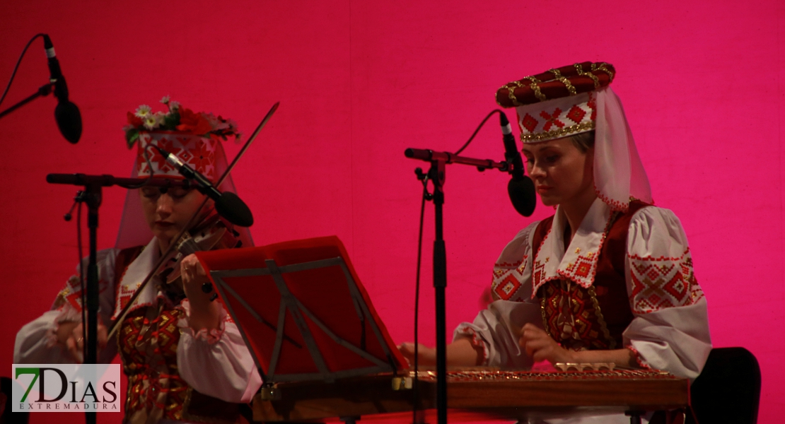 El folklore del mundo deja un espectáculo de ritmos, colores y danzas en el López de Ayala