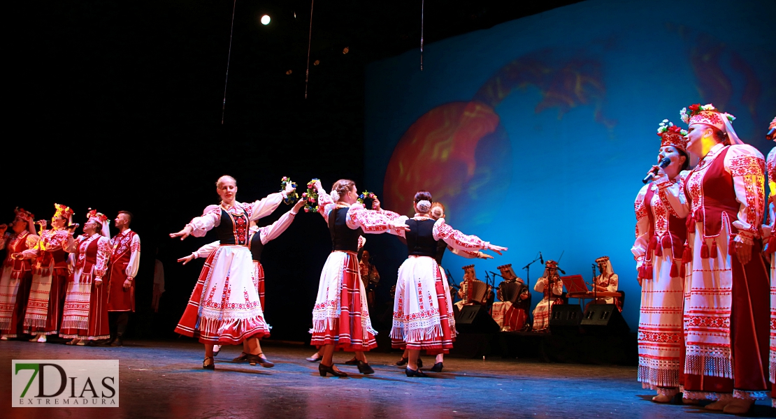 El folklore del mundo deja un espectáculo de ritmos, colores y danzas en el López de Ayala