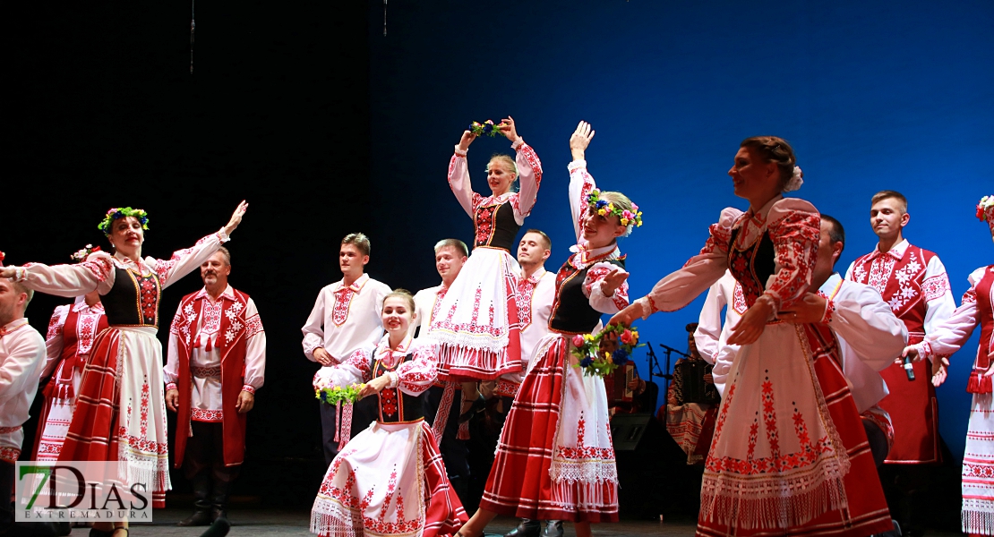 El folklore del mundo deja un espectáculo de ritmos, colores y danzas en el López de Ayala