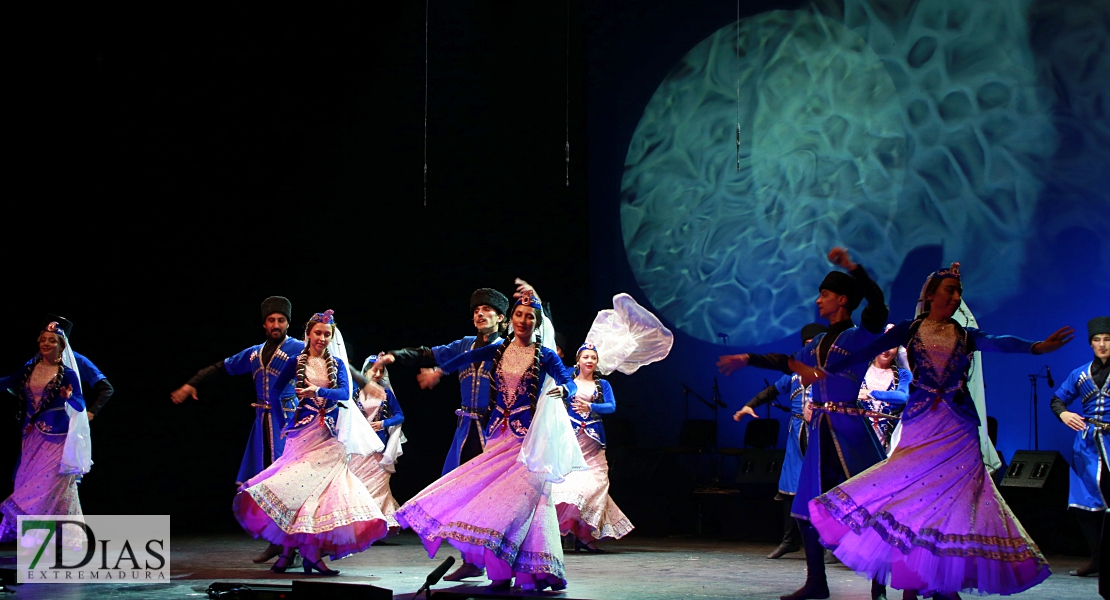 El folklore del mundo deja un espectáculo de ritmos, colores y danzas en el López de Ayala