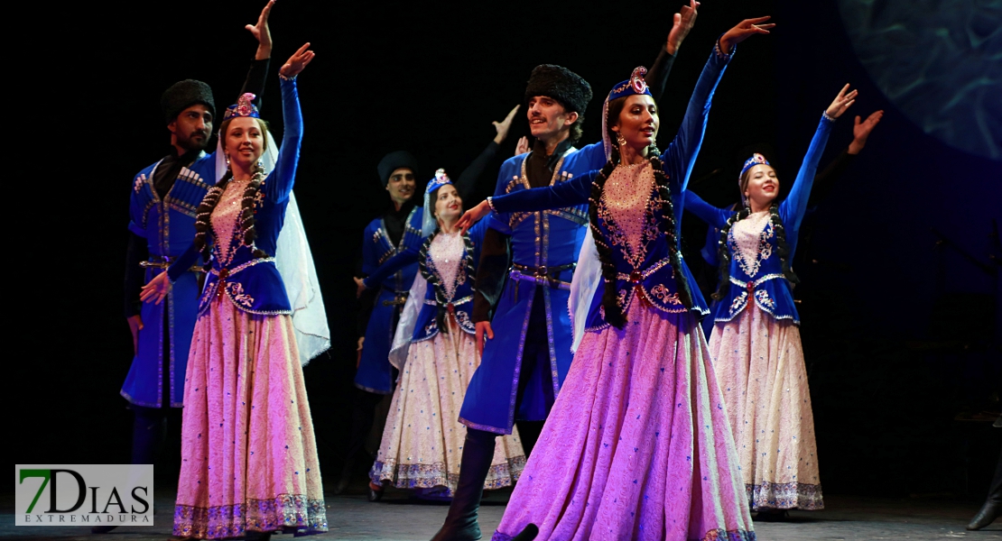 El folklore del mundo deja un espectáculo de ritmos, colores y danzas en el López de Ayala