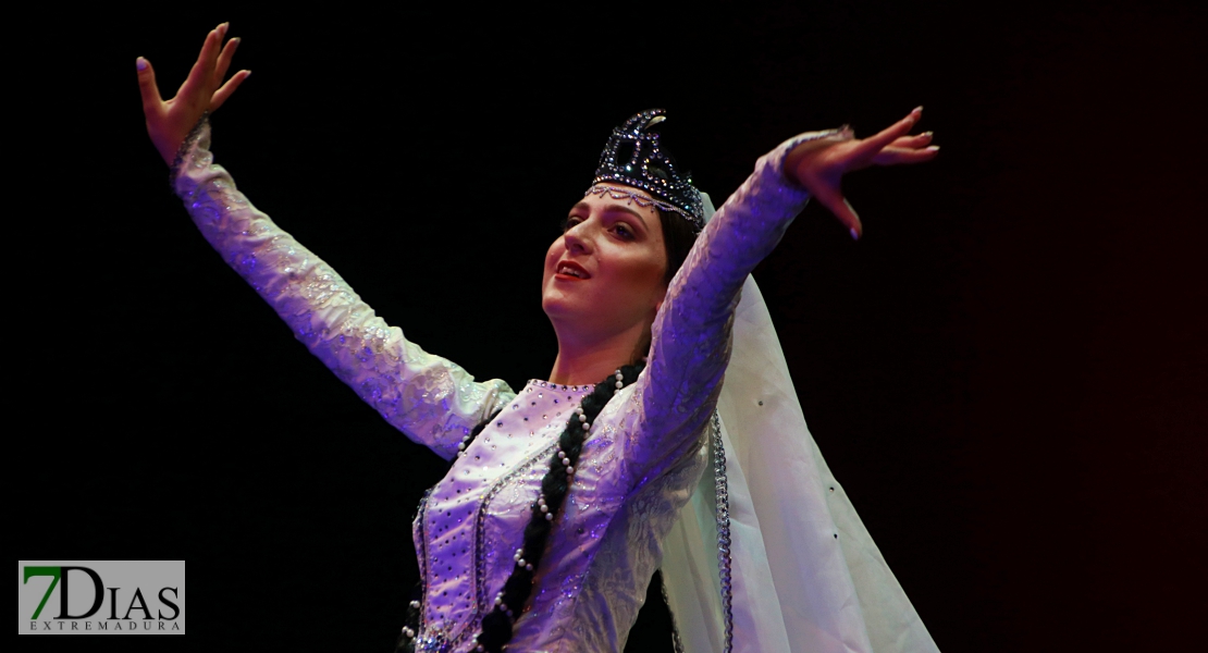 El folklore del mundo deja un espectáculo de ritmos, colores y danzas en el López de Ayala