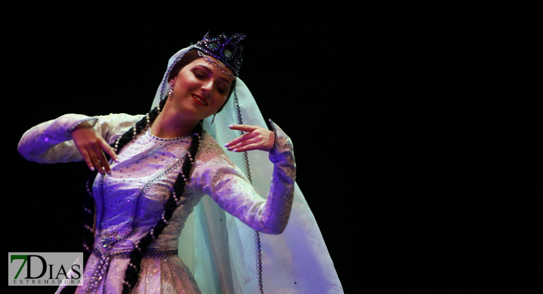 El folklore del mundo deja un espectáculo de ritmos, colores y danzas en el López de Ayala