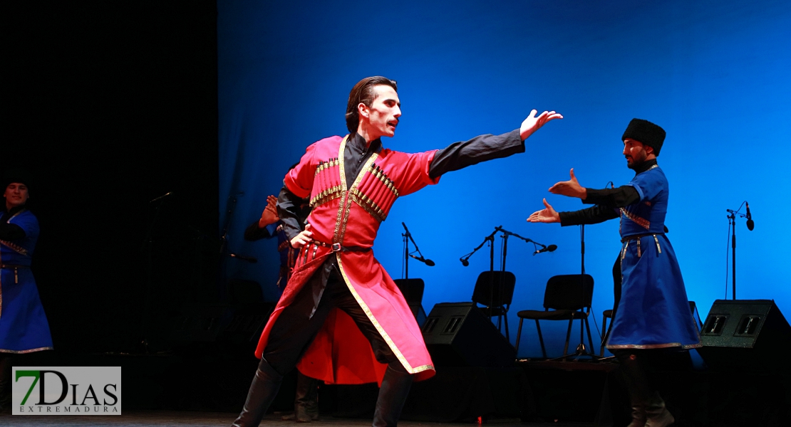 El folklore del mundo deja un espectáculo de ritmos, colores y danzas en el López de Ayala