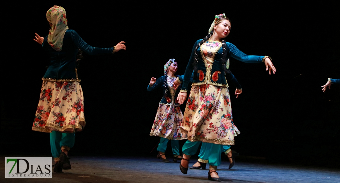 El folklore del mundo deja un espectáculo de ritmos, colores y danzas en el López de Ayala