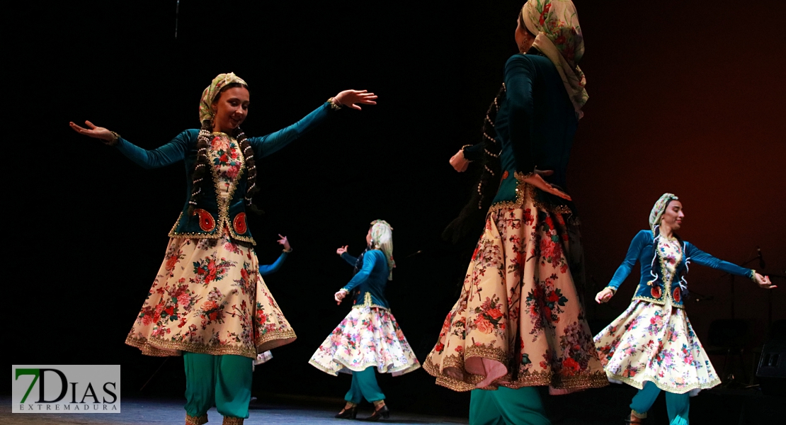 El folklore del mundo deja un espectáculo de ritmos, colores y danzas en el López de Ayala